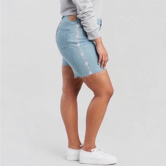 LEVI’S Floral Embroidered Cut Hem Denim Shorts Light Wash sz US 24 Women - Picture 1 of 10